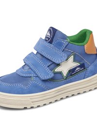 Baskets en daim bleu avec des sangles réglables, accent étoile blanche, doublure intérieure verte et semelle en caoutchouc beige. Tissu texturé pour une meilleure adhérence.