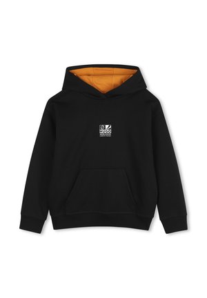 Zwarte hoodie met oranje binnenvoering van de capuchon, voorzak en klein wit "Hugo Worldwide"-logo op de borst.