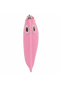 Trousse en silicone rose avec une forme arrondie et en forme de feuille, mise en valeur par un grand matériel argenté brillant et des accents rouges. Texture lisse.