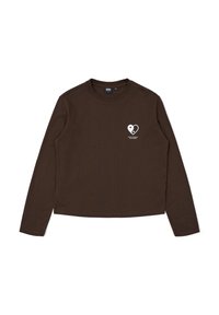 Braunes Langarm-T-Shirt aus Baumwolle mit einem weißen Herz-Graphic auf der linken Brust und einem runden Halsausschnitt.