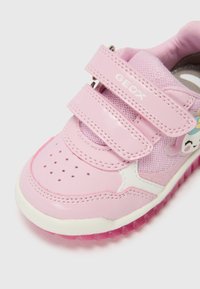 Roosa laste tenniseking kahe Velcro rihmaga, perforatsiooni kohaga esiosa, võrgutaoliste paneelidega ja tekstureeritud tallaga. Omab laste multikarakti rõhku.