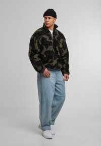 Urban Classics PATTERN TROYER - Fleece trui - oliveswirl