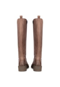 Botas de cuero marrón hasta la rodilla con una textura suave, parte superior en ángulo, lengüetas de tirón y tacones de bloque, que presentan costuras detalladas a lo largo de los lados.