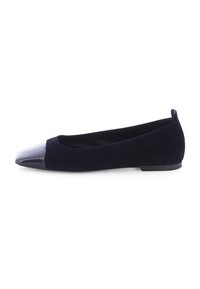 Marineblaues Wildleder-Ballettschuh mit glänzender Lackleder-Zehenkappe, niedrigem Absatz und minimalistischem Design. Glatte Textur im gesamten Schuh.