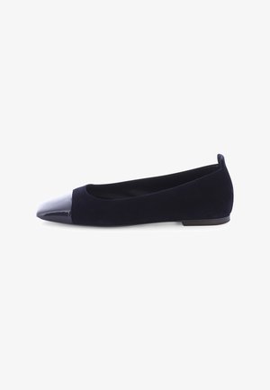 Ballerines en suède bleu marine avec un embout en cuir verni brillant, petit talon et design minimaliste. Texture lisse tout au long.
