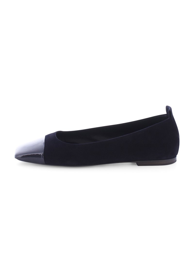 Marineblaues Wildleder-Ballettschuh mit glänzender Lackleder-Zehenkappe, niedrigem Absatz und minimalistischem Design. Glatte Textur im gesamten Schuh.
