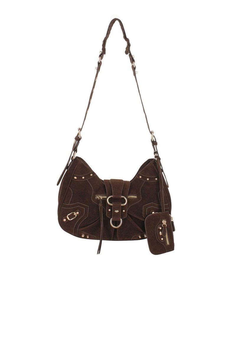 Bolso de hombro de ante marrón con correa ajustable, detalle de hebilla en el frontal, pequeño pouch adjunto, y acentos de tachuelas y cremallera metálicos.