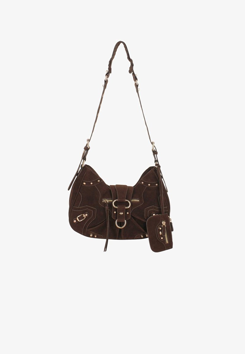 Bolso de hombro de ante marrón con correa ajustable, detalle de hebilla en el frontal, pequeño pouch adjunto, y acentos de tachuelas y cremallera metálicos.