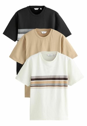 Tre kortærmede t-shirts i sort, beige og hvid med vandrette stribemønstre i grå, brun og creme over brystet.
