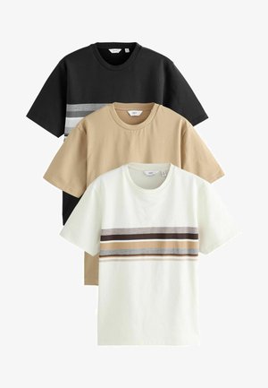 Drie t-shirts met korte mouwen in zwart, beige en wit, met horizontale streepjespatronen in grijs, bruin en crème over de borst.