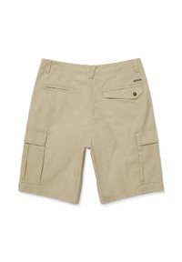 Bermudas cargo beige fabricadas con un tejido duradero. Cuentan con dos bolsillos laterales, dos bolsillos traseros y un distintivo detalle de costura en forma de rombo.