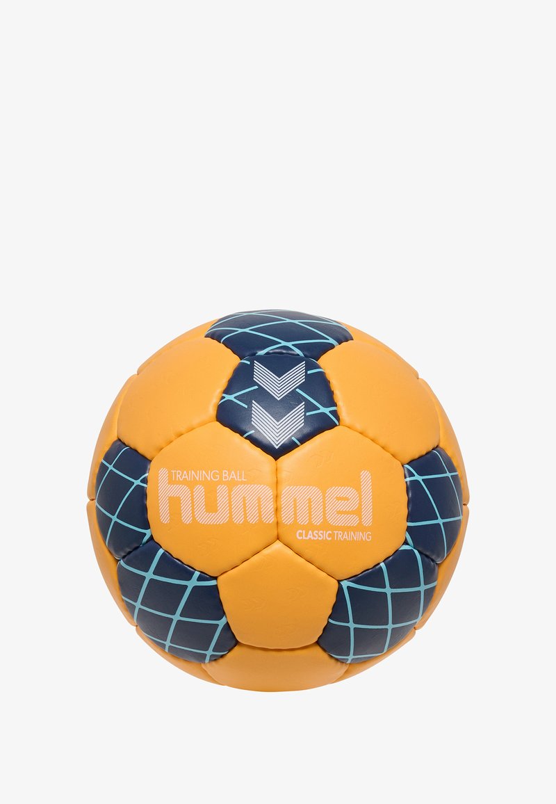 Hummel träningsboll med orange och marinblå paneler, med ett rutmönster, logotyp och geometriska accenter, tillverkad av syntetmaterial.