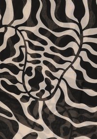 Zwart-witte stof met een abstract golfpatroon met verschillende diktes, wat een gelaagd effect creëert met semi-doorzichtige secties.