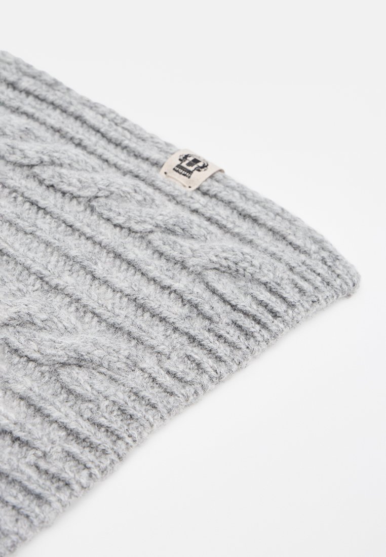 Szara dziana czapka z odwrotnej dzianiny z teksturą prążków i wzorem norweskim. Posiada małą, prostokątną etykietę tkaną z detalem logo.