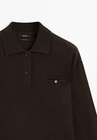 Bruine cashmere polo trui met kraag, twee knopen aan de voorkant en een klein borstzakje met een zilveren knoopdetail.