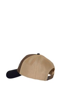 Cappellino da baseball con visiera blu scuro, parte posteriore in rete beige e parte superiore in tessuto marrone. Presenta un logo ricamato e una fascia regolabile.