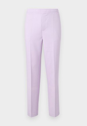 Pantalon lilas avec une taille élastique, présentant une coupe droite, un devant plat et une texture lisse. Design uni sans motifs ni accents.