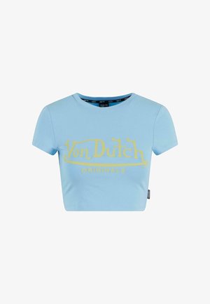 Svijetloplavi skraćeni majica od pamuka, s žutim "Von Dutch Originals" logotipom u stiliziranom fontu preko prednje strane.