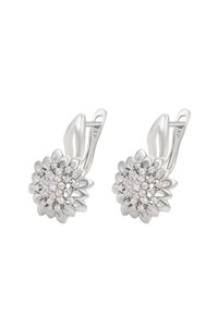 Orecchini d'argento con un design floreale, caratterizzati da una forma di petalo testurizzato e un grappolo di gemme scintillanti al centro.