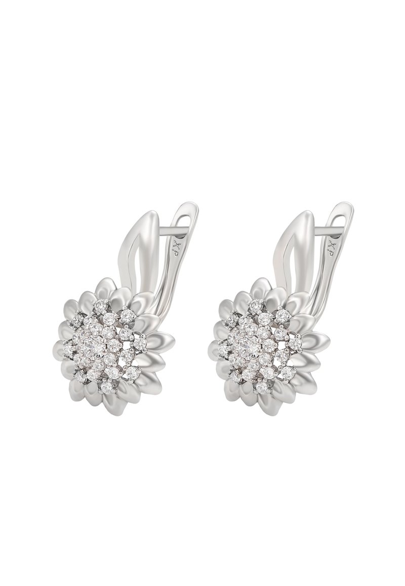 Orecchini d'argento con un design floreale, caratterizzati da una forma di petalo testurizzato e un grappolo di gemme scintillanti al centro.