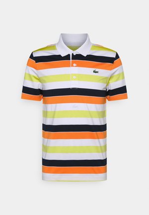 Kortærmet polo med horisontale striber i orange, gul, hvid og sort, med en hvid krave og et lille grønt logo på brystet.