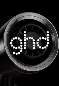 Nahaufnahme einer schwarzen Teleskoplinse, auf deren Glas die weißen Kleinbuchstaben "ghd", zusammengesetzt aus kleinen Punkten, reflektiert sind.