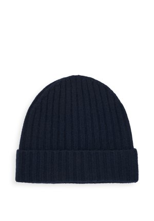 Gorro de punto acanalado azul marino oscuro con un amplio borde vuelto, sobre un fondo blanco.
