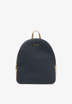 Zwarte koepelvormige rugzak met bruine bies, ritsen aan de zijkanten, bovenhandvat en gouden "1 CLASSE"-logo aan de voorkant in het midden.