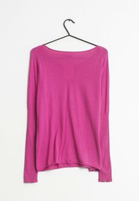 Sweter z długim rękawem w jasnoróżowym kolorze, o luźnym kroju, okrągłym dekolcie i ściągaczach na rękawach, wykonany z miękkiego, lekkiego materiału.