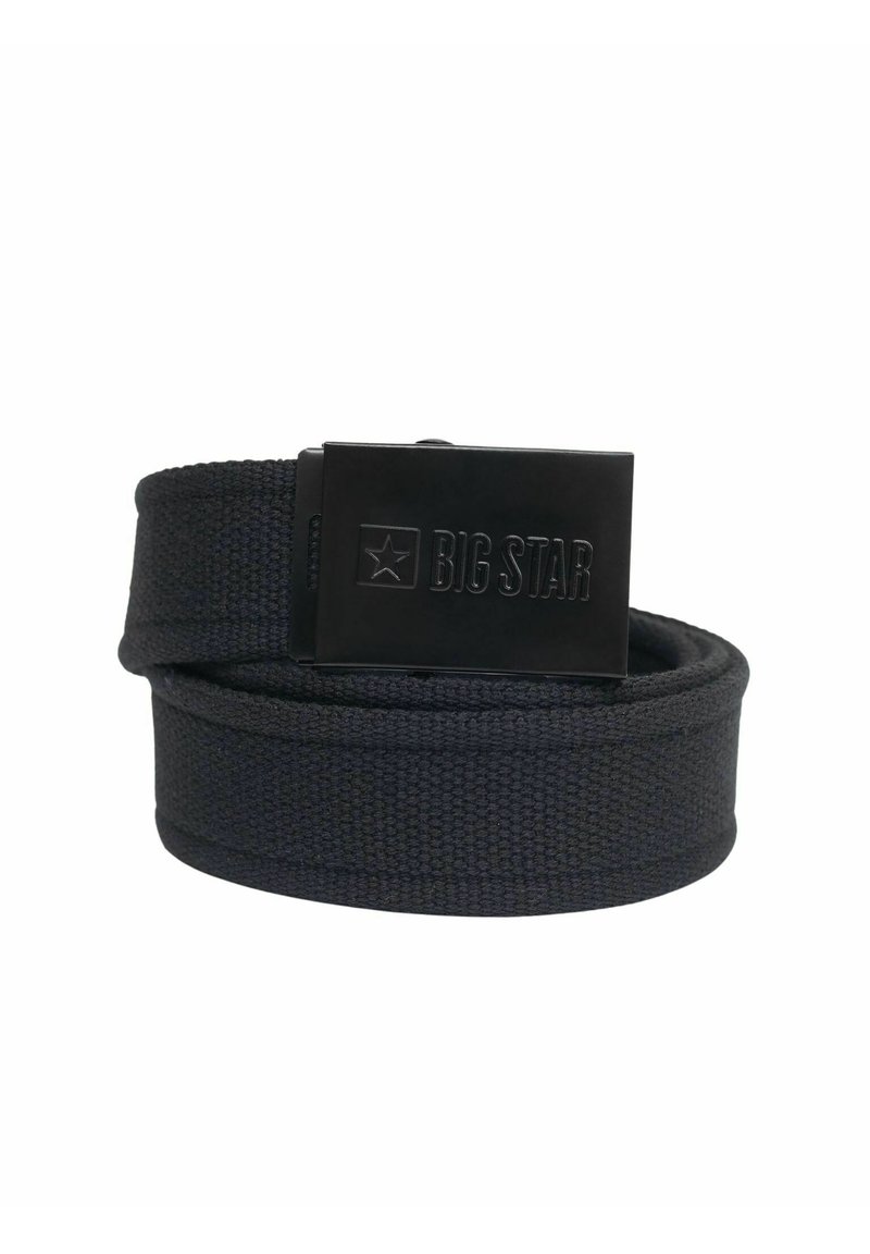 Cintura in tessuto intrecciato nero con una fibbia rettangolare in metallo nero caratterizzata da un logo in rilievo. La cintura è testurizzata e regolabile.