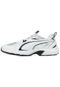 Baskets de sport blanches avec des accents noirs et argentés, en matériaux en maille et synthétiques, tige texturée, semelle rembourrée et design à lacets.