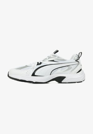 Witte sport sneakers met zwarte en zilveren accenten, gemaakt van mesh en synthetische materialen, met een gestructureerde bovenkant, gevoerde zool en vetersluiting.