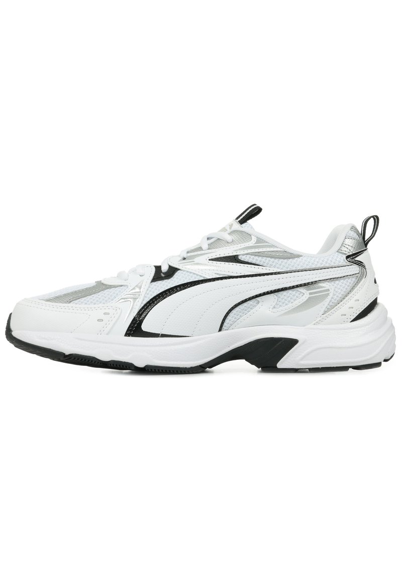 Baskets de sport blanches avec des accents noirs et argentés, en matériaux en maille et synthétiques, tige texturée, semelle rembourrée et design à lacets.