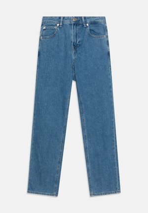 Sweat à capuche vert foncé avec poche avant, associé à un jean bleu clair et des baskets blanches. Design simple et décontracté.