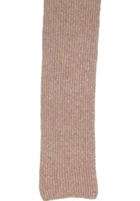 Écharpe en tricot beige longue avec une texture côtelée, en matériau doux, et une petite étiquette en métal ronde près d'une extrémité.