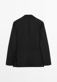 Zwarte getailleerde blazer met een rechte snit, notch-lapellen, lange mouwen en een venti rug. Gemaakt van een soepele stof met strakke lijnen.