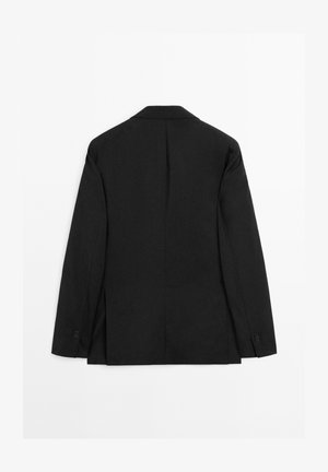 Zwarte blazer met een gestructureerd ontwerp, voorzien van een notch-lapels, lange mouwen en een enkele split aan de achterkant. Soepele stofstructuur.