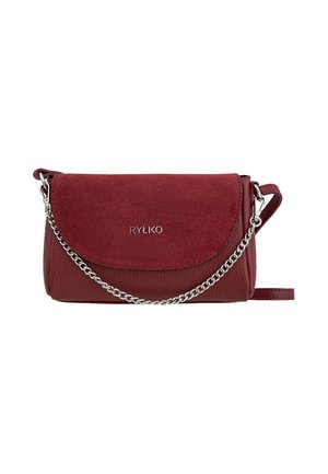 Borsa a tracolla in pelle rossa e suede con patta, tracolla a catena e dettaglio del logo. Superficie testurizzata e forma rettangolare compatta.