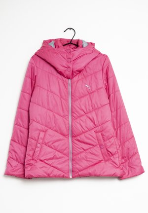 Chaqueta rosa acolchada con cremallera frontal, bolsillos con botones a presión, capucha y pequeño logo blanco de Puma en el pecho, colgada en una percha negra.