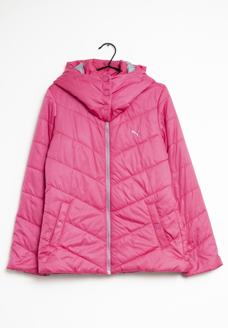 Veste matelassée rose avec fermeture éclair à l'avant, poches à boutons-pression, capuche et petit logo blanc Puma sur la poitrine, suspendue sur un cintre noir.
