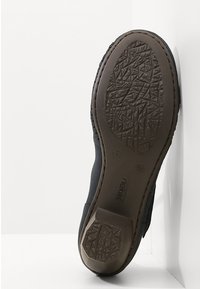 Sole in gomma nera con battistrada testurizzato; tomaia in materiale morbido e scuro; design curvo; logo stampato sul tallone.