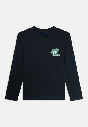 Czarna, długorękawowa koszulka typu crewneck z małym zielono-białym logo "only and sons." na lewej piersi.