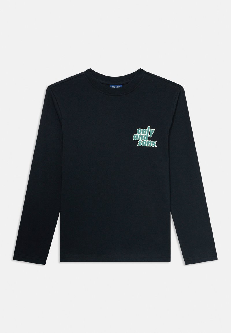 Svart långärmad tröja med rund hals och liten grön och vit textlogotyp "only and sons." på vänster bröst.