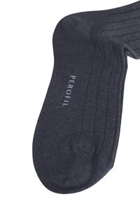 Calzini grigi scuri con texture a coste, realizzati in materiale morbido. Presentano il logo "PEROFIL" stampato in bianco, situato sul lato.