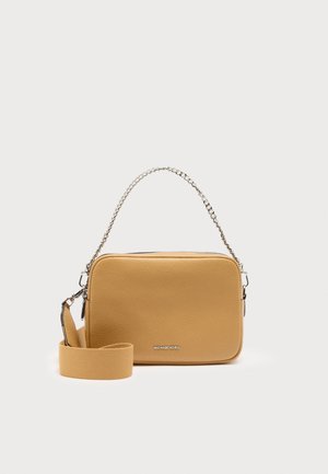 Sac bandoulière rectangulaire en cuir couleur tabac avec poignée chaîne argentée et bandoulière supplémentaire en tissu, logo Michael Kors à l'avant.