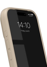 Smartphone med beige beskyttelsesetui, der viser klokken 14:10 og datoen fredag den 6. juni, med 5G-signal og batteriikon.