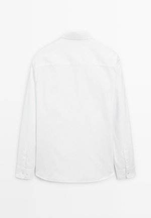 Camicia bianca a maniche lunghe con colletto classico e polsini abbottonati, caratterizzata da una texture liscia e un design posteriore semplice.