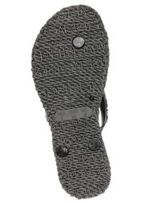 Sole di sandalo in gomma nera con texture, caratterizzata da un marchio in rilievo e dettagli delle taglie, insieme a due bottoni neri circolari.