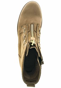 Botín de tobillo marrón con una textura de piel suave, que cuenta con un zipper en la parte frontal, ojales para cordones y un interior acolchado.