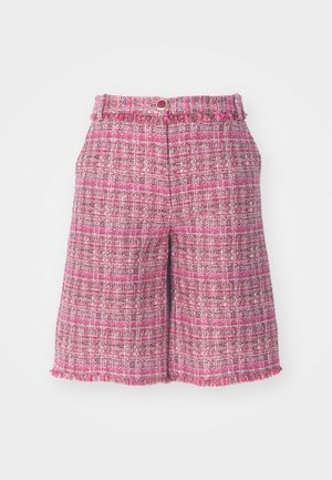 Ružičaste tweed kratke hlače s teksturiranim uzorkom i izfrcanim rubom. Imaju pojas s dugmadi. Lagana tkanina, dužine do sredine bedra.